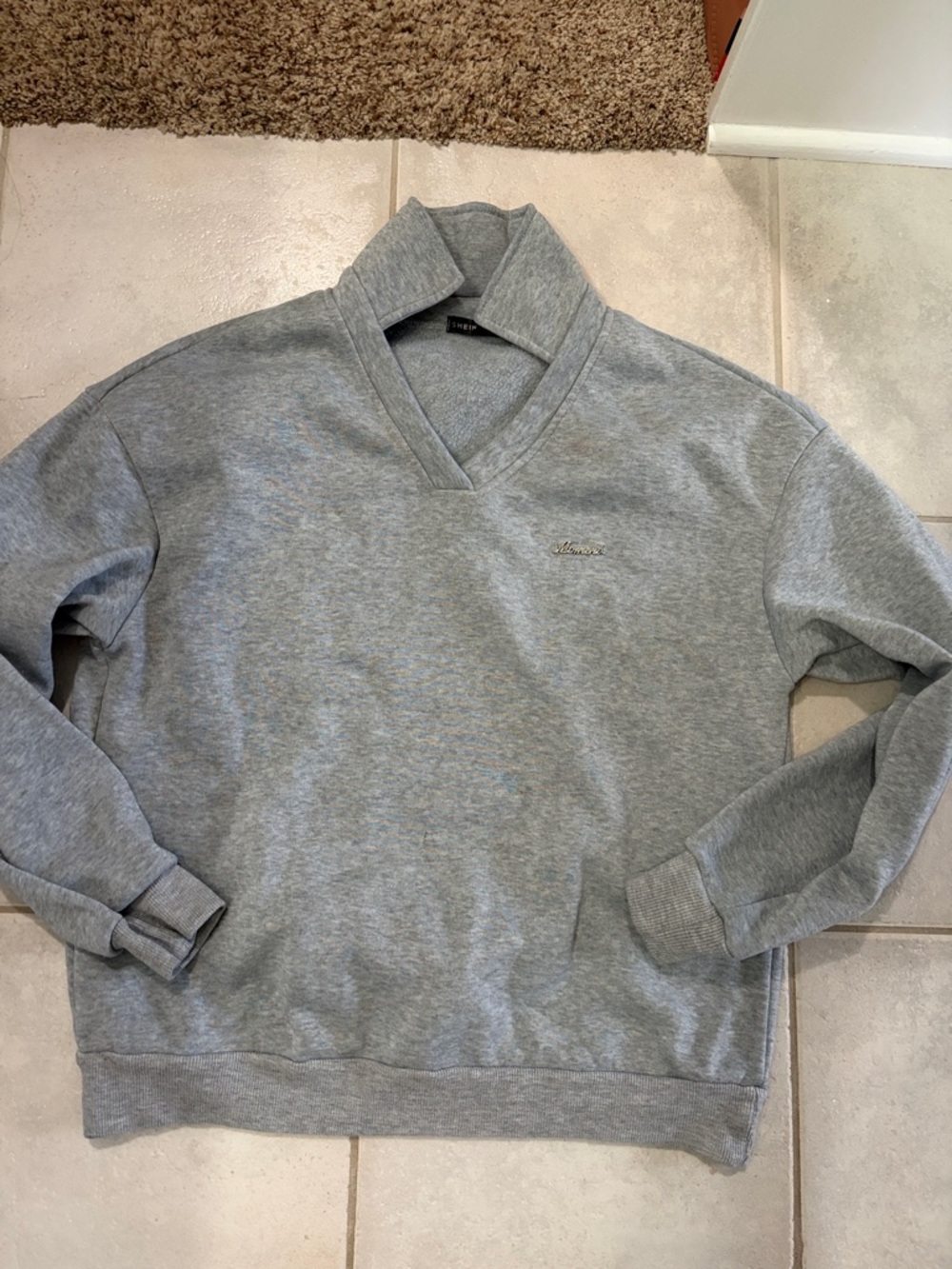 SHEIN Men's Light Grey V-Neck Sweater